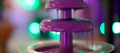Шоколадный фонтан в цветовой гамме свадьбы (с кондитерским красителем)